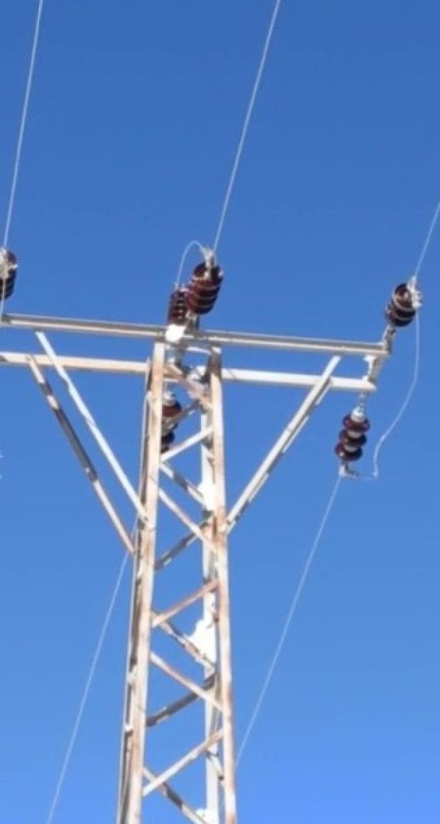 Hakkari Yüksekova da elektrik direkleri dondu #4