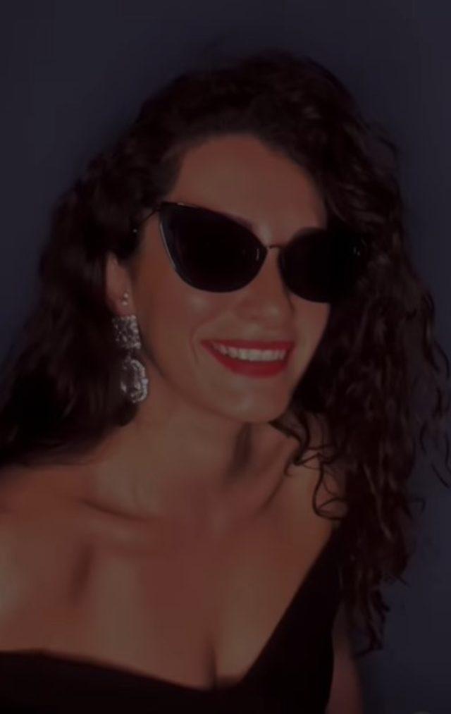 Hayat Bugün'ün yıldızı Hande Doğandemir göğüs dekolteli pozuyla takipçilerinden tam puan aldı