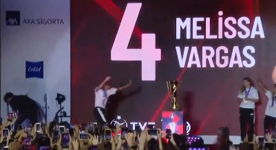 Hem sahada hem sahnede döktürüyor! Melissa Vargas'dan dans şov