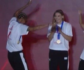 Hem sahada hem sahnede döktürüyor! Melissa Vargas'dan dans şov