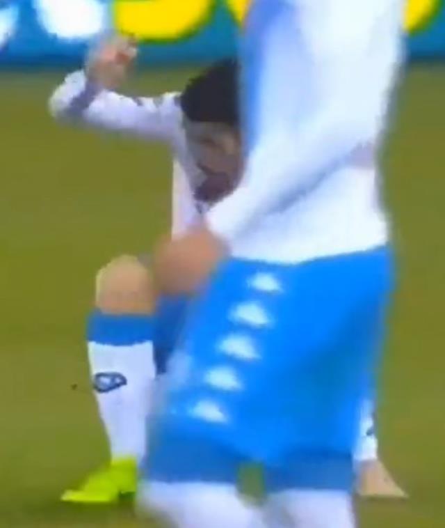 Herkes ağzı açık izledi! Mertens'in yerden kalkmak için yaptığı hareket olay oldu