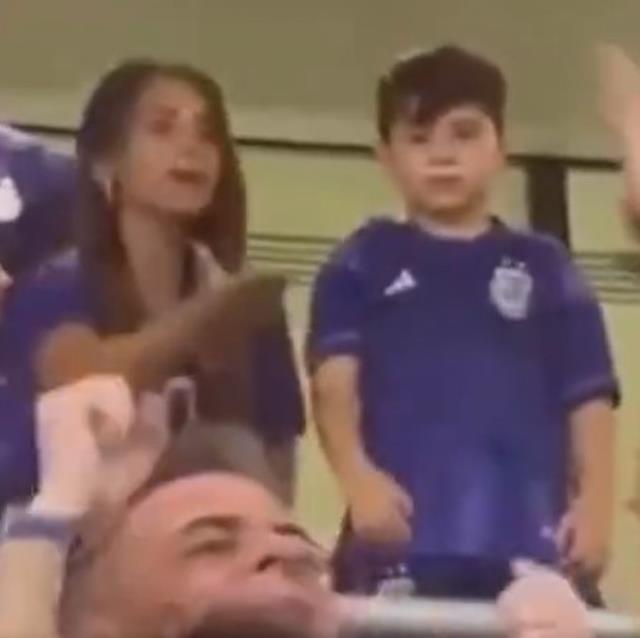 Herkes onları kayda alırken Messi'nin oğlu tribünde yaptığı hareketle annesini çıldırttı