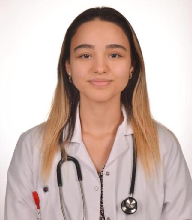 'Sahte doktor' beyaz önlükle çektirdiği vesikalığı 'sahte' öğrenci kimliklerinde kullanmış