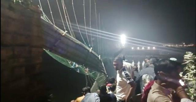 Hindistan'da asma köprünün çökmesi sonucu yüzlerce kişi nehre düşerken, en az 90 kişi öldü