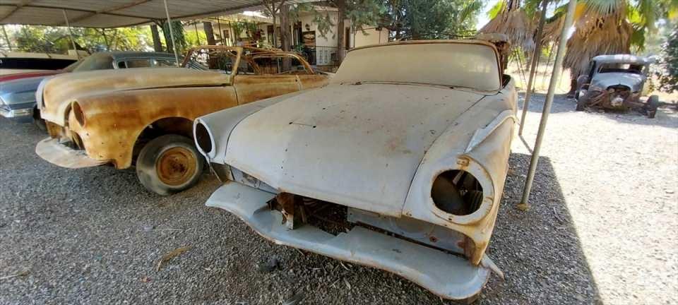 <p>Burada işinin ehli kaporta ustaları ile çalışan Çiriş, aralarında ünlü isimlere ait olanların da bulunduğu bazı klasik otomobilleri fabrikadan ilk çıktığı gibi sıfır ayarında müşterisine teslim etmesiyle tanındı.</p>

<p> </p>
