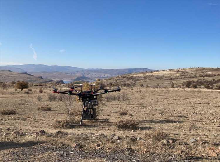 <p>Havacılık, savunma ve uzay teknolojilerine yönelik yenilikçi çözümler üreten ESEN, bu sorunun üstesinden gelmek için GÖRDES Görüntü Destekli Seyrüsefer Sistemi'ni geliştirdi.<br />
 </p>

<p>Sistem, GPS sinyalinin çalışmadığı, karıştırma, yanıltma gibi durumlarda, hava aracı üzerinde bulunan kameralar ve sahip olduğu görüntü işleme teknolojisi aracılığıyla anlık konum, yönelim, hız bilgisi üreterek hava aracının güvenli şekilde uçuşuna devam etmesini sağlıyor.</p>
