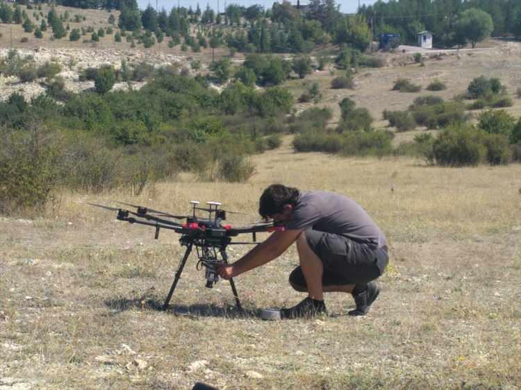 <p>GÖRDES ile hava araçları küresel konumlama sistemi sinyaline ihtiyaç duymuyor. Sistem, araç üzerinde bulunan kameradan alınan görüntüleri veri tabanındaki uydu görüntüleri ile eşleyerek kesintisiz seyrüsefer verisi sağlıyor. Bu sayede hava araçları, 