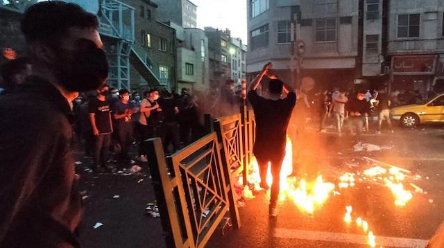 İran'da olaylar büyüyor! Protestoculardan sonra hükümet yanlıları da sokağa indi