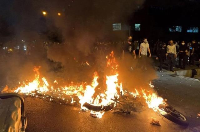 İran'da Mahsa Amini ateşi! Protestocular Hümeyni ve Hamaney'in fotoğraflarını indirdi