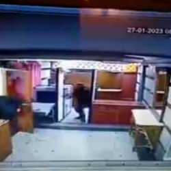 İran'daki Azerbaycan Büyükelçiliği'ne saldırı anı kamerada!