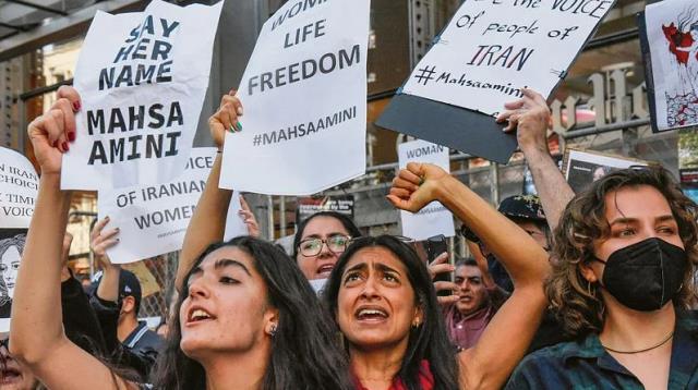 İran'dan ülkeyi yangın yerine çeviren protestolar sonrası tarihi geri adım: Ahlak polisliği lağvedildi