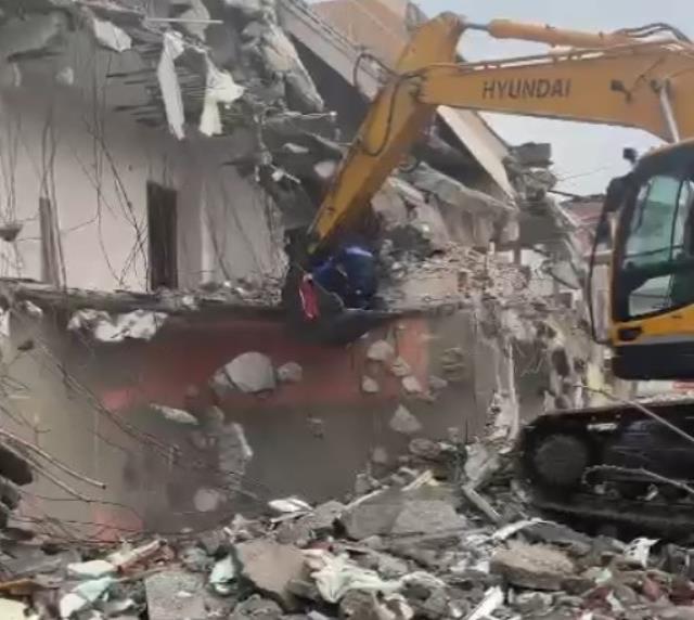 Türk bayrağı için yıkım durdurup kepçe üstüne çıkmıştı, o anları anlattı