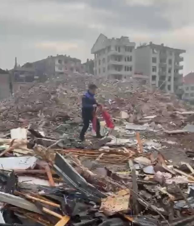 Türk bayrağı için yıkım durdurup kepçe üstüne çıkmıştı, o anları anlattı