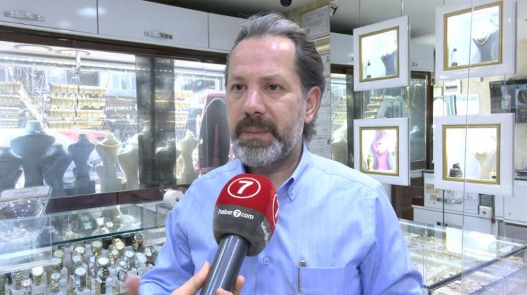 <p>Altın ve para piyasaları uzmanı İslam Memiş, Darphane'nin yeni altın sertifikası uygulaması için çarpıcı açıklamalarda bulundu. </p>
