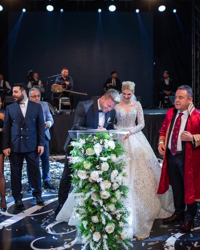 İsmail Balaban ve İlayda Şeker bir düğün de Antalya'da yaptı