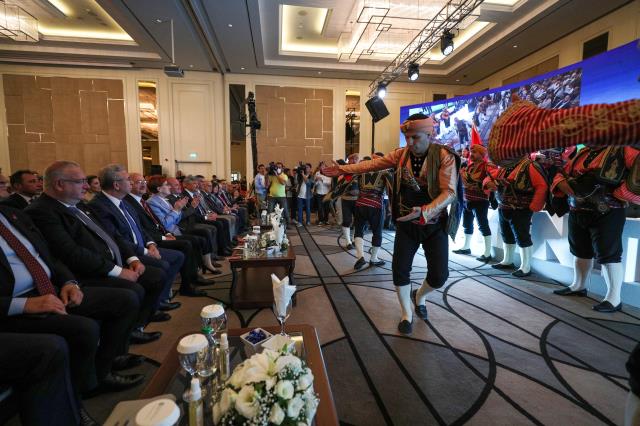 İsmi Cumhurbaşkanı adaylığı için geçen Yavaş'tan salonu şaşkına çeviren 'kalkın' talimatı! Bürokratlar dondu kaldı