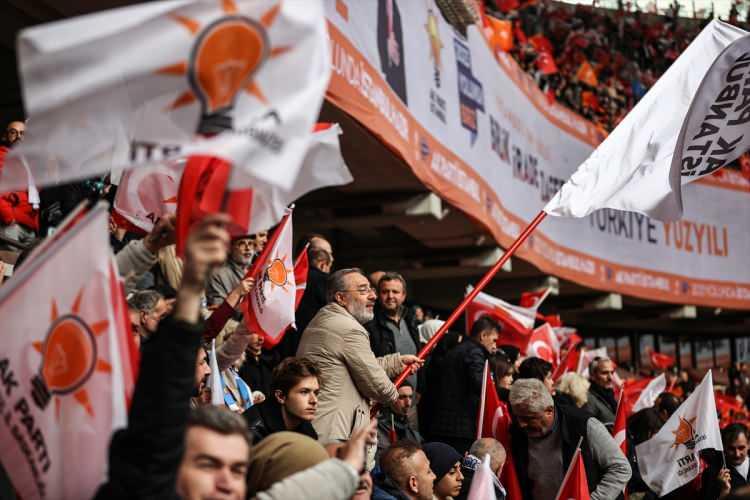<p>AK Parti İstanbul İl Teşkilatı, Galatasaray'ın stadyumunda 