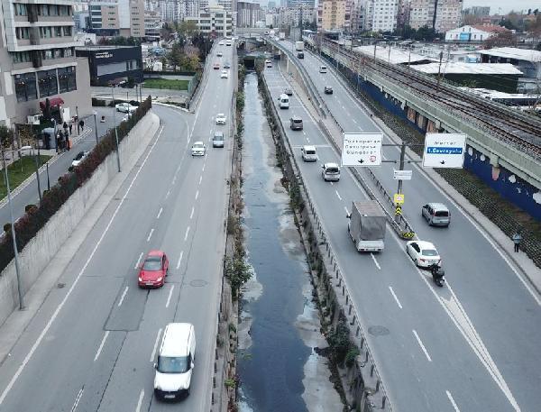 AYVALIDERE'DE MAVİ RENKTE AKAN SU ENDİŞE YARATTI