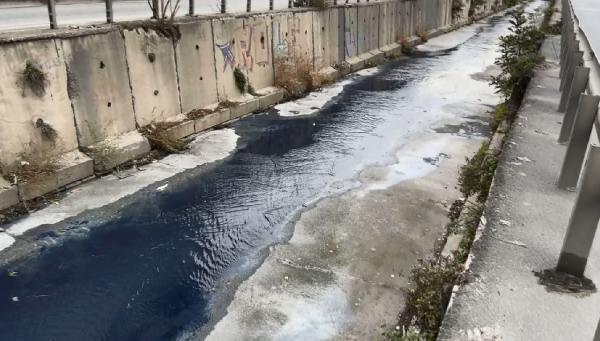 AYVALIDERE'DE MAVİ RENKTE AKAN SU ENDİŞE YARATTI