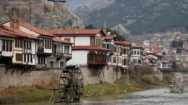 <p>Amasya - 179 bin 213 kişi</p>

<p> </p>
