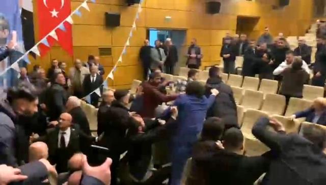 İYİ Parti'nin Rize Kongresinde kavga! Araya polis girene kadar yumruklar havada uçuştu