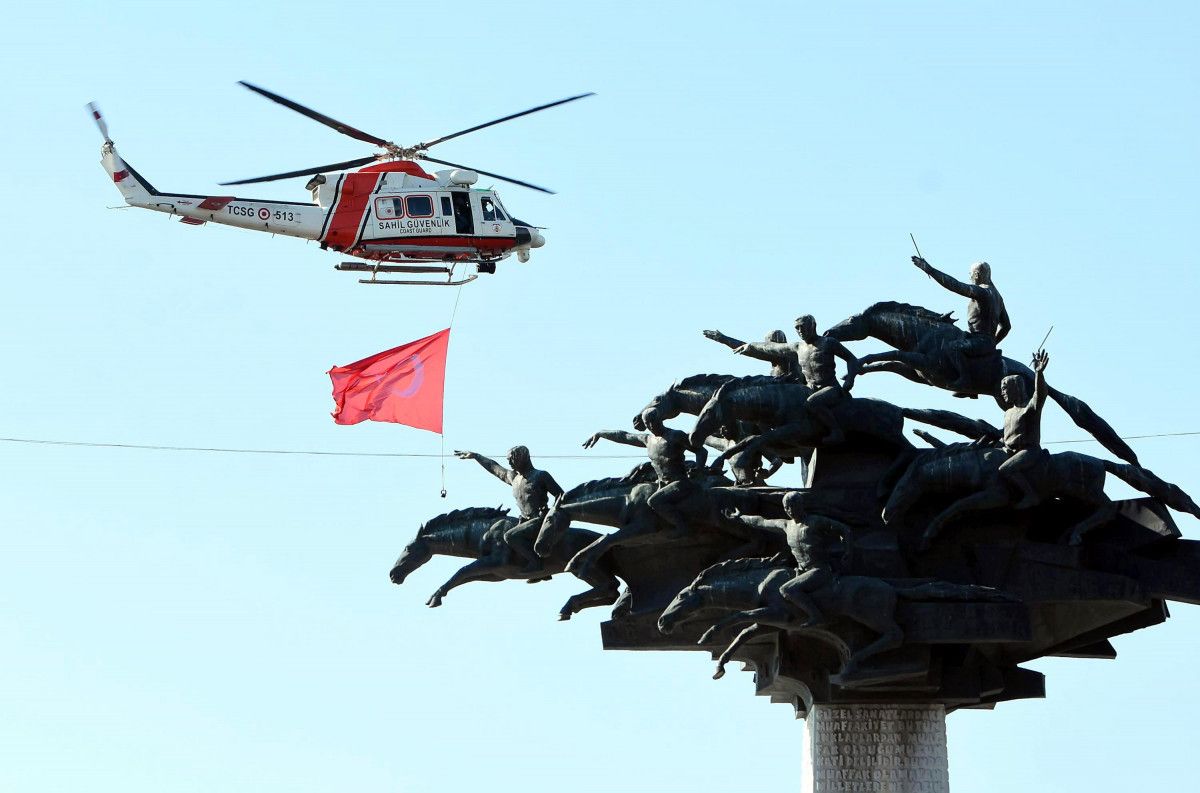 İzmir in kurtuluşun 100 üncü yılında helikopterler zeybek oynadı #1