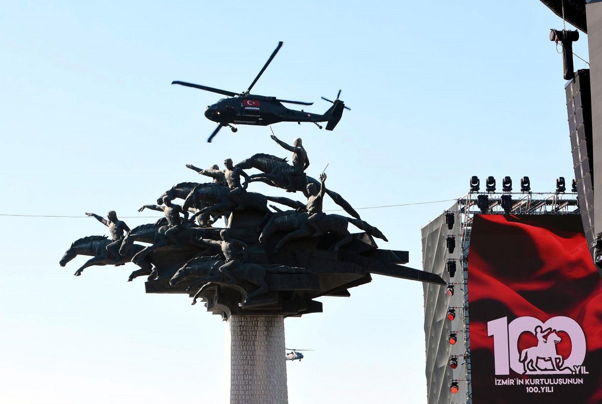 İzmir in kurtuluşun 100 üncü yılında helikopterler zeybek oynadı #2