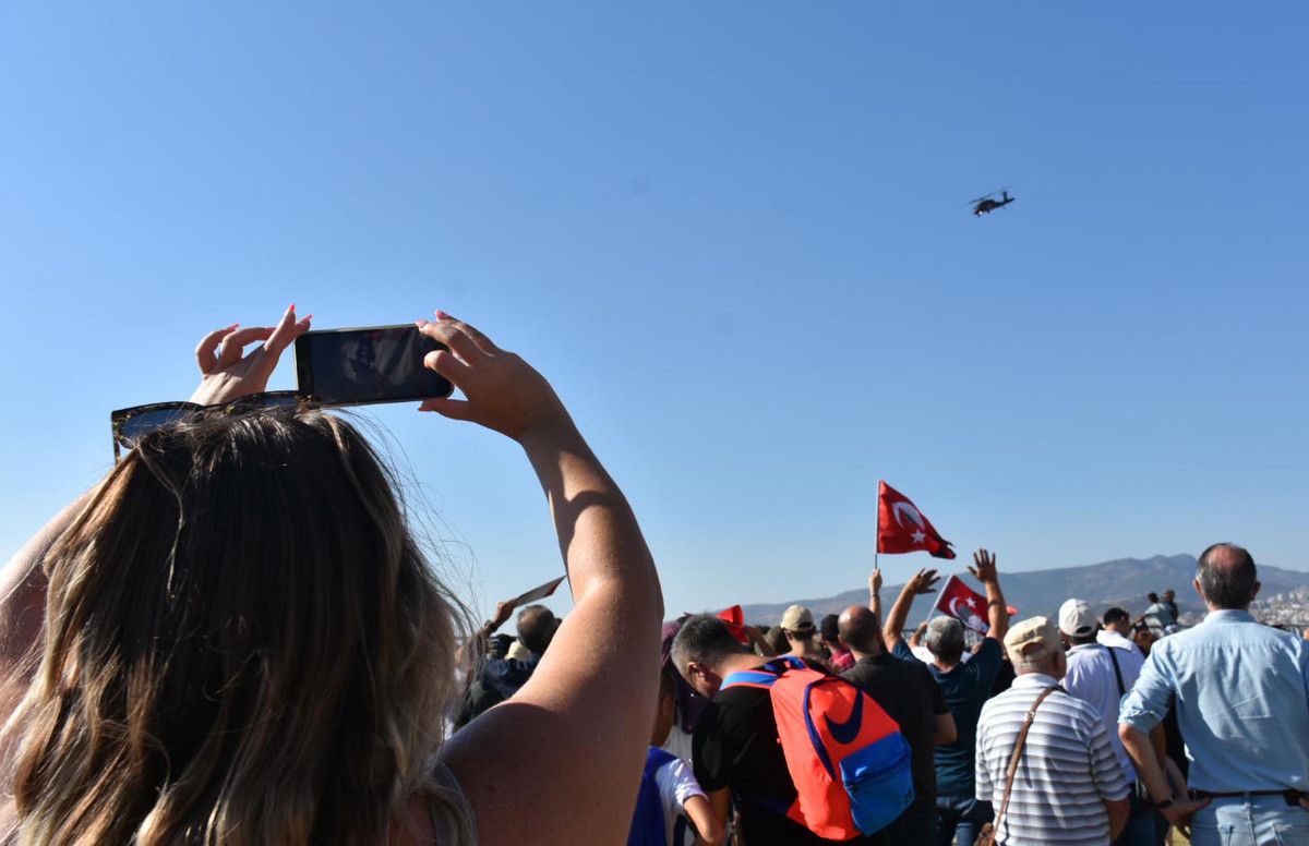İzmir in kurtuluşun 100 üncü yılında helikopterler zeybek oynadı #3
