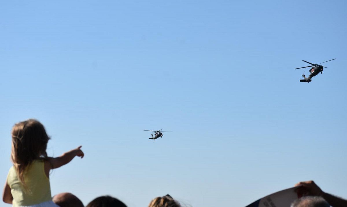 İzmir in kurtuluşun 100 üncü yılında helikopterler zeybek oynadı #4