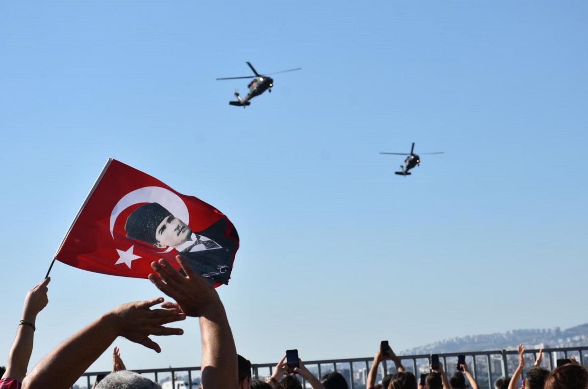 İzmir in kurtuluşun 100 üncü yılında helikopterler zeybek oynadı #5