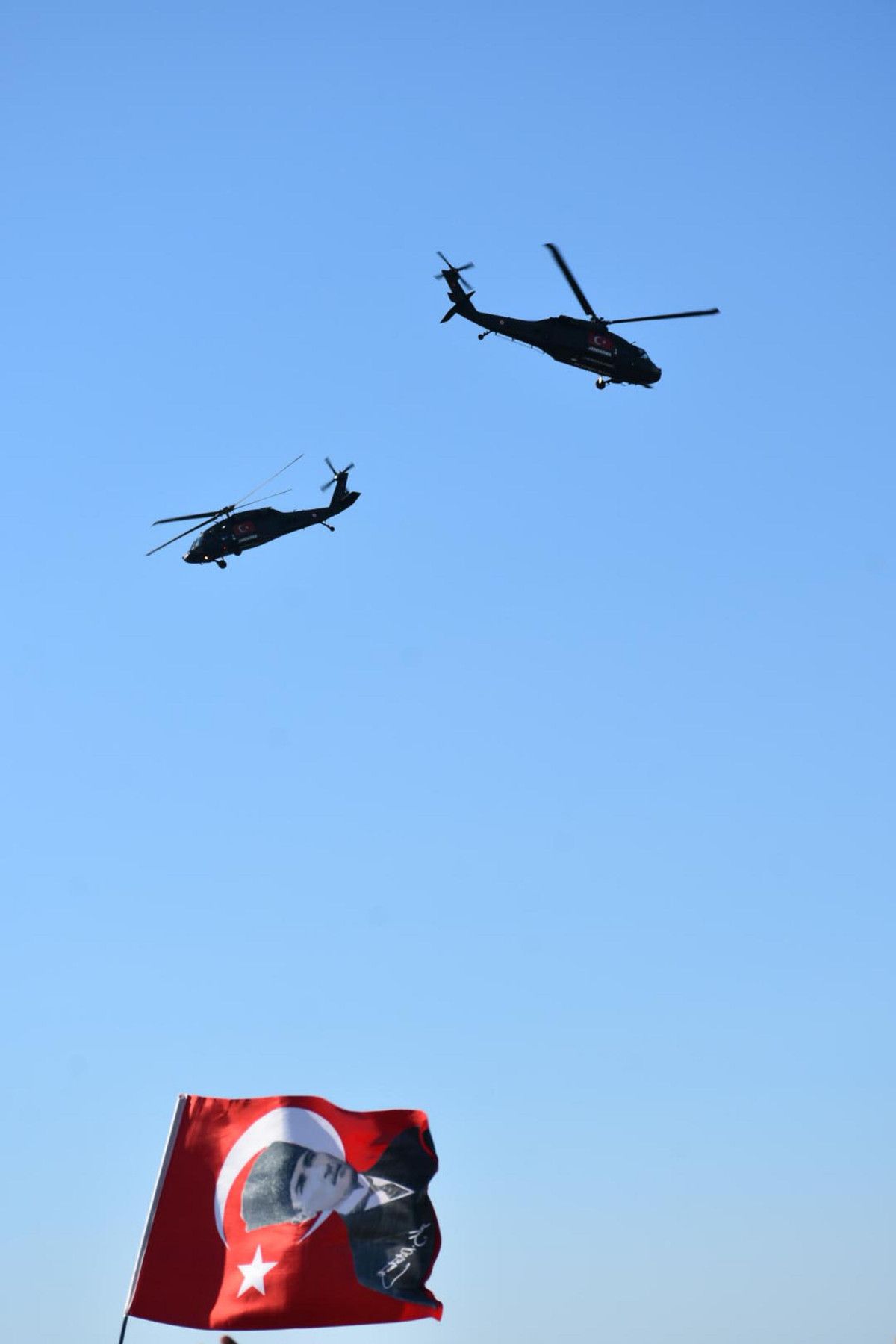 İzmir in kurtuluşun 100 üncü yılında helikopterler zeybek oynadı #7