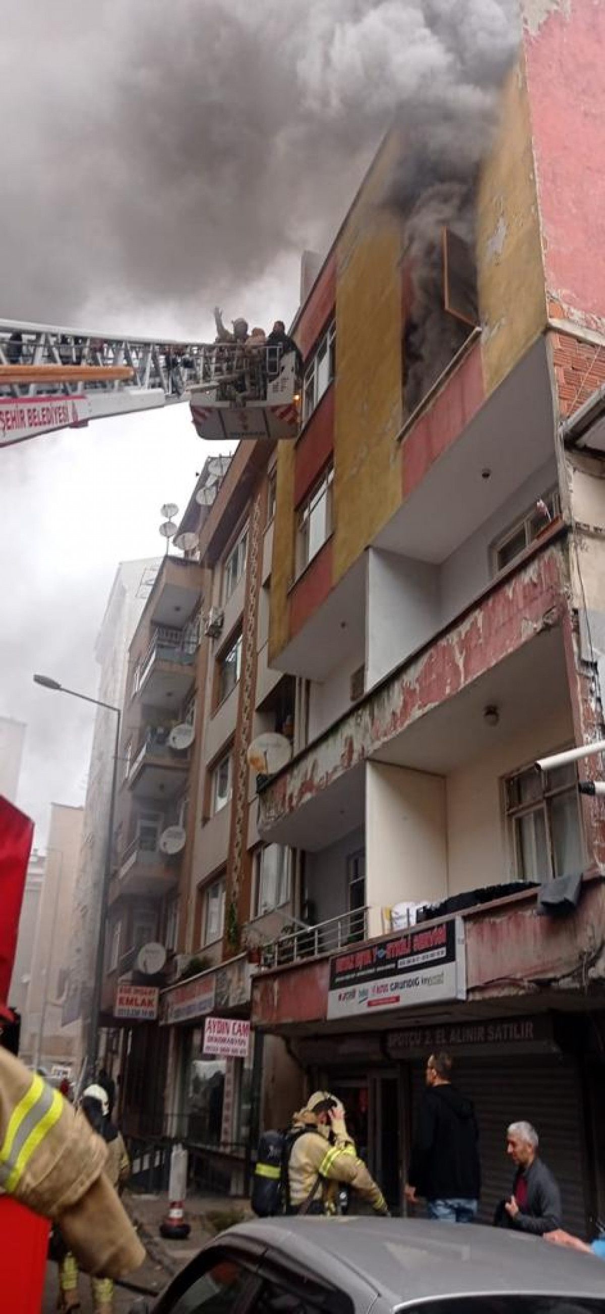 Kağıthane de yangında mahsur kalanlar kurtarıldı #1