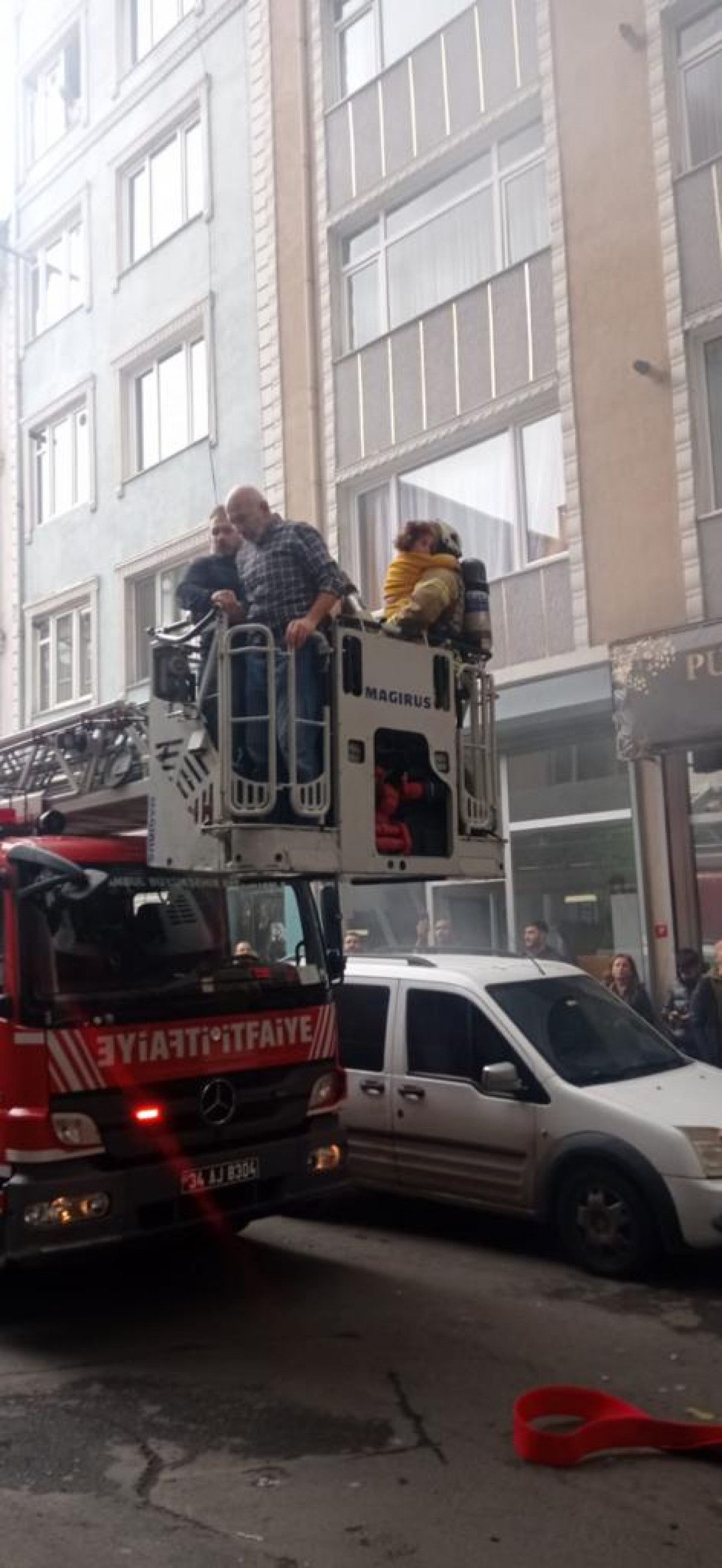 Kağıthane de yangında mahsur kalanlar kurtarıldı #3