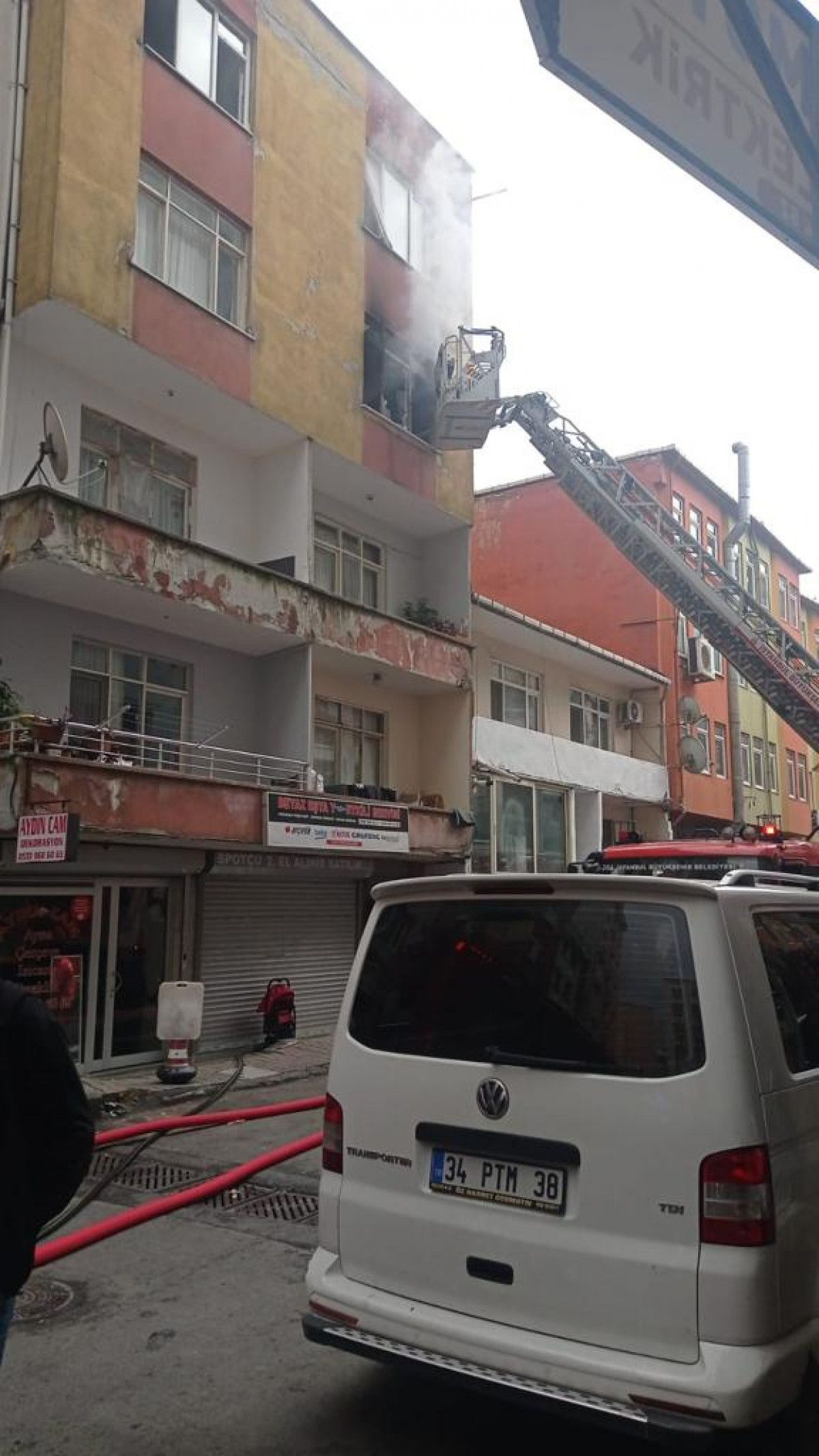 Kağıthane de yangında mahsur kalanlar kurtarıldı #6