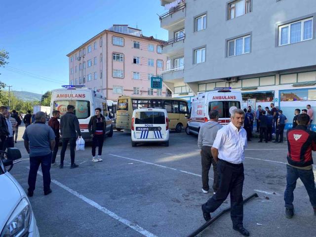 Hapisten tahliye olan şahıs, boşanmak istemeyen eşini çocuğunun önünde öldürdü