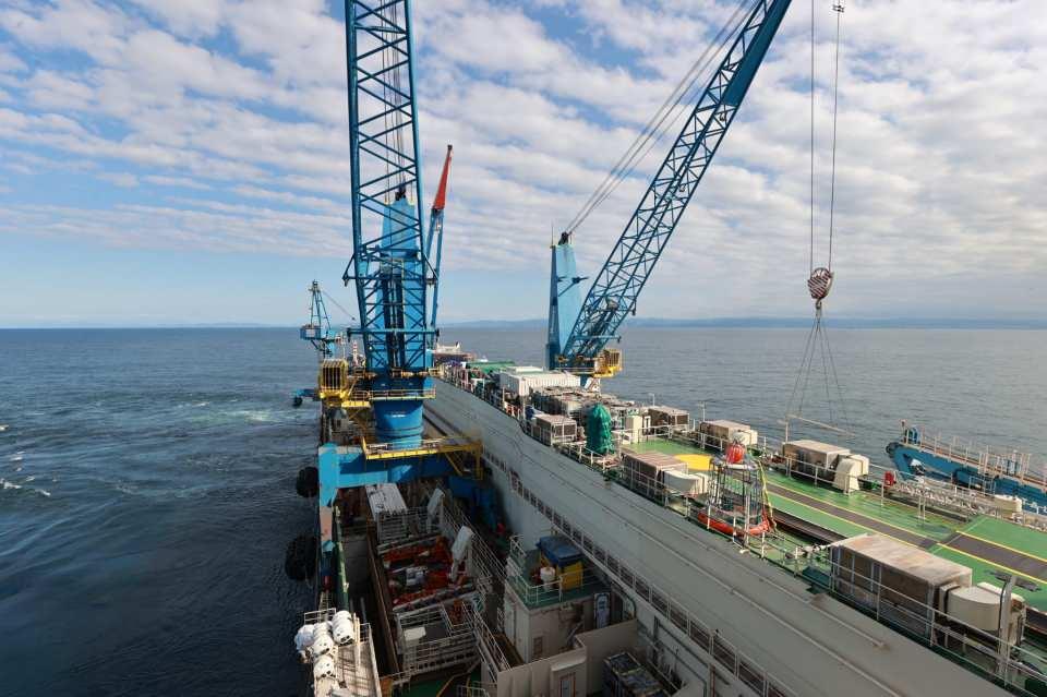 <p>Türkiye’nin en önemli doğal gaz keşfi olan Karadeniz’de bulunan 540 milyar metreküp doğal gazın karaya çıkarılması için çalışmalar Filyos Limanı ve Doğalgaz İşleme Tesisi’nde gece gündüz devam ediyor. </p>
