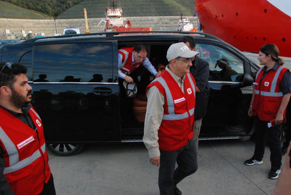 <p>Çalışmaları incelemek için liman sahasına gelen Enerji ve Tabii Kaynaklar Bakanı Fatih Dönmez’e TPAO Genel Müdürü Melih Han Bilgin, Türk-İş Genel Başkanı Ergün Atalay, Türkiye Maden İşçileri Sendikası Başkanı Nurettin Akçul, BOTAŞ Genel Müdür Yardımcısı Selçuk Advan, Petrol İş Sendikası Genel Başkanı Süleyman Akyüz ve Genel Maden İşçileri Başkanı Hakan Yeşil eşlik etti.</p>

<p> </p>
