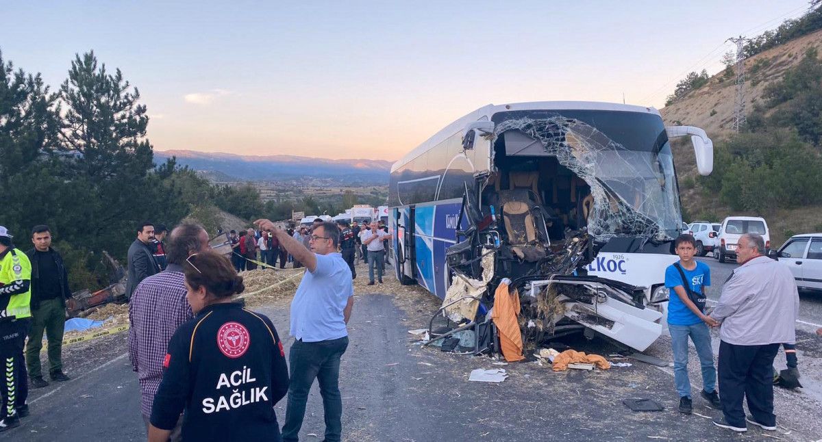 Kastamonu da yolcu otobüsü ile traktör çarpıştı: 1 ölü, 10 yaralı #1
