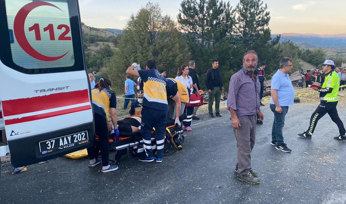 Kastamonu da yolcu otobüsü ile traktör çarpıştı: 1 ölü, 10 yaralı #4