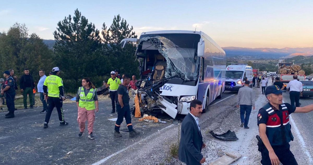 Kastamonu da yolcu otobüsü ile traktör çarpıştı: 1 ölü, 10 yaralı #5