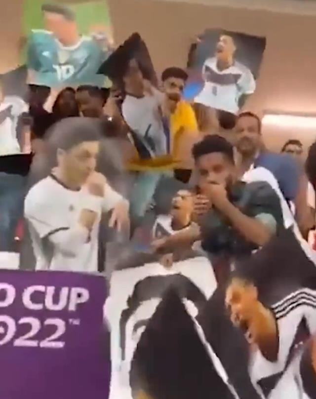 Katar'da ortalığı karıştıran Mesut Özil posteri! Almanlar tribünü birbirine kattı
