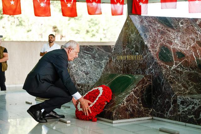 AA-20220917-28919695-28919692-CHP_GENEL_BASKANI_KILICDAROGLU_OZAL_VE_MENDERESIN_ANIT_MEZARLARINI_ZIYARET_ETTI