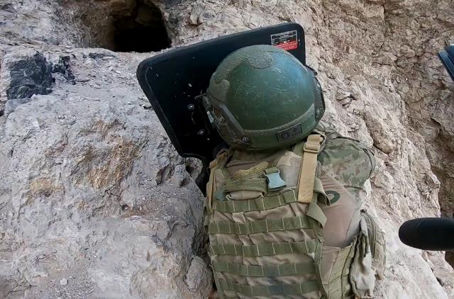 Komandolar, Zap bölgesinde PKK'lı teröristlerin inlerine böyle girdi