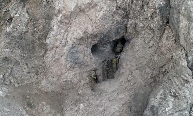 Komandolar, Zap bölgesinde PKK'lı teröristlerin inlerine böyle girdi