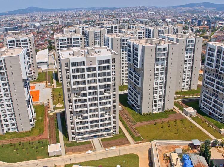 <p><strong>Alt, orta ve yüksek gelir grubuna göre üç farklı seçeneğin yer alacağı kampanyada, faiz oranlarının yüzde 0,69 ila 1,20 arasında olması bekleniyor.</strong> Kampanyanın, düşen yerli talebi yeniden artması, sektörün yeni yılın ilk 2-3 ayını hareketli geçirmesi ve inşaat için bekleyen projelerin de başlamasını sağlayacağı ifade ediliyor.</p>

