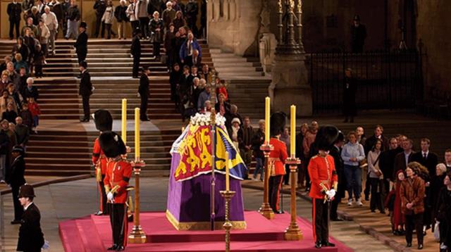 Kraliçe Elizabeth'in naaşı başında bekleyen asker bir anda yere yığıldı