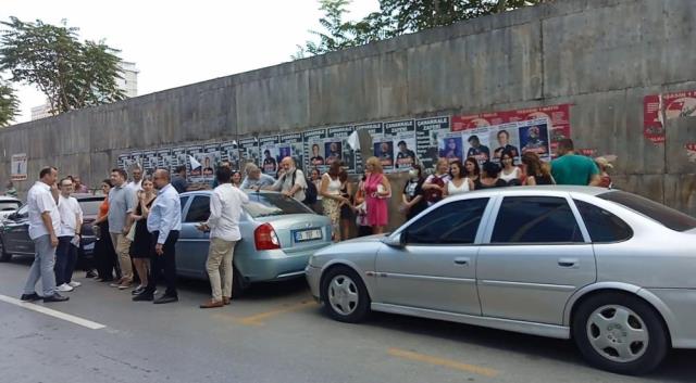 Kuşadası'nda 15 dakika arayla meydana gelen iki deprem vatandaşları sokağa döktü