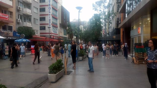 Kuşadası'nda 15 dakika arayla meydana gelen iki deprem vatandaşları sokağa döktü