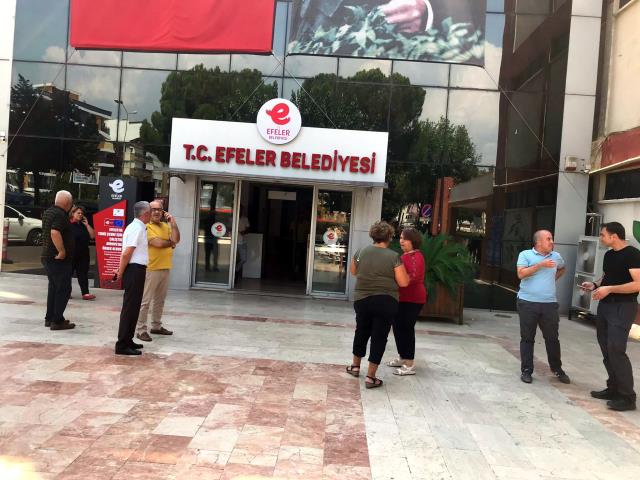 Kuşadası'nda 15 dakika arayla meydana gelen iki deprem vatandaşları sokağa döktü