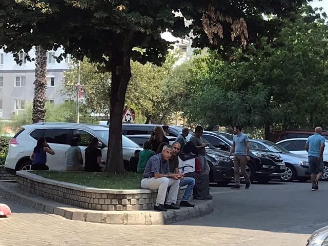 Kuşadası'nda 15 dakika arayla meydana gelen iki deprem vatandaşları sokağa döktü